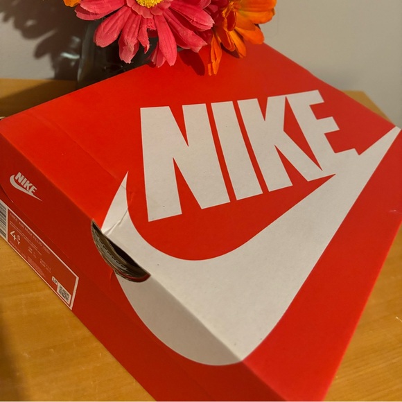 White Nike Air Max Plus (GS) size 4.5 in youth or 6 in women’s. - Picture 1 of 6